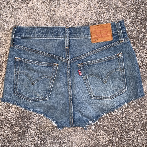 Levi’s 501 jean shorts - Picture 2 of 4